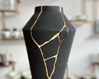 Große Kintsugi Vase in Schwarz oder Weiß