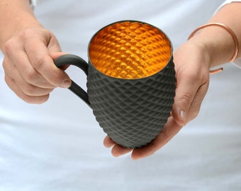 Tazza nera di lusso con interni in oro, tazza di caffè in porcellana con motivo ananas, tazza di ceramica nera