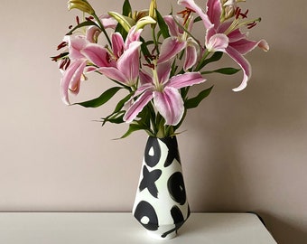 Grand vase en porcelaine avec des graphismes noirs audacieux, vase pour fleurs