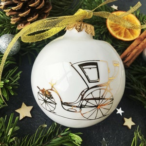 ゴールドのヴィンテージカート付きクリスマスボール、ミニマリストクリスマスオーナメント、クリスマスツリーの飾り