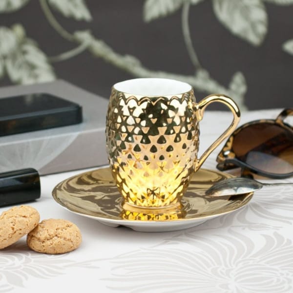 Luxus-Gold-Kaffeetasse mit Ananas-Textur