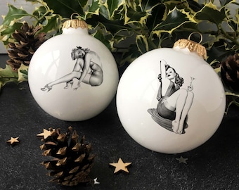 Ornamento in ceramica con ragazza pin-up, pallina di Natale bianca, ornamento natalizio fatto a mano