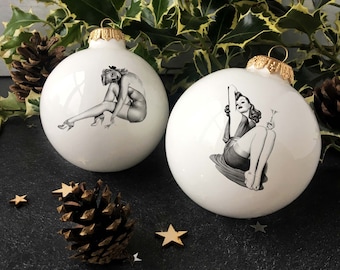 Adorno de cerámica con chica PinUp, bola de Navidad blanca, adorno de Navidad hecho a mano