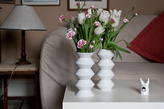 Handgemachte weiße Blumenvasen aus Porzellan: Geometrisches Zick-Zack-Design