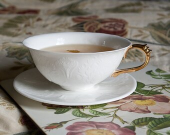 Taza de té de porcelana con delicados motivos florales