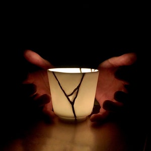 Portacandele Kintsugi, tazza giapponese bianca e oro