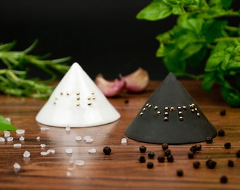 Saliera e pepiera in ceramica con braille, saliera e pepiera in bianco e nero