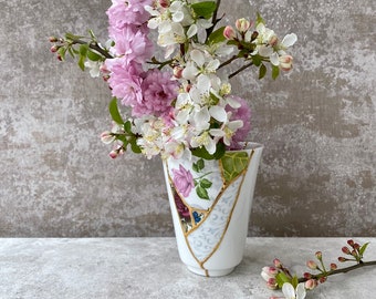 Petit vase Kintsugi avec sections florales
