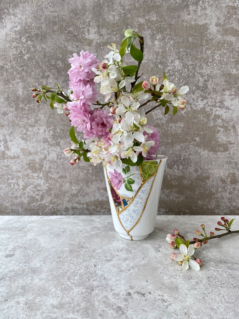 Small Kintsugi Vase with Floral Sections zdjęcie 1