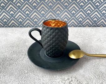 Tazza da caffè nera con piattino con interno dorato, tazza da caffè ananas, tazza in ceramica nera antracite