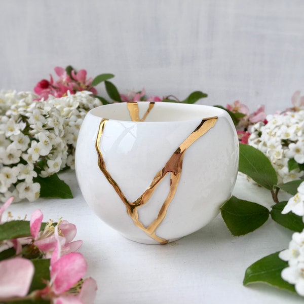 Taza artesanal inspirada en el Kintsugi Porcelana Bone China con detalles en oro real