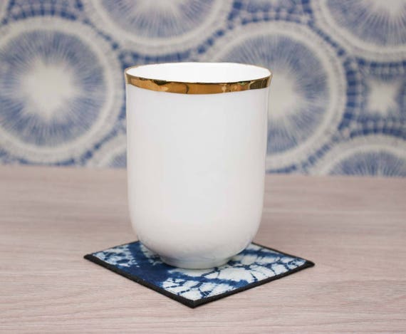 Taza blanca de cerámica con borde