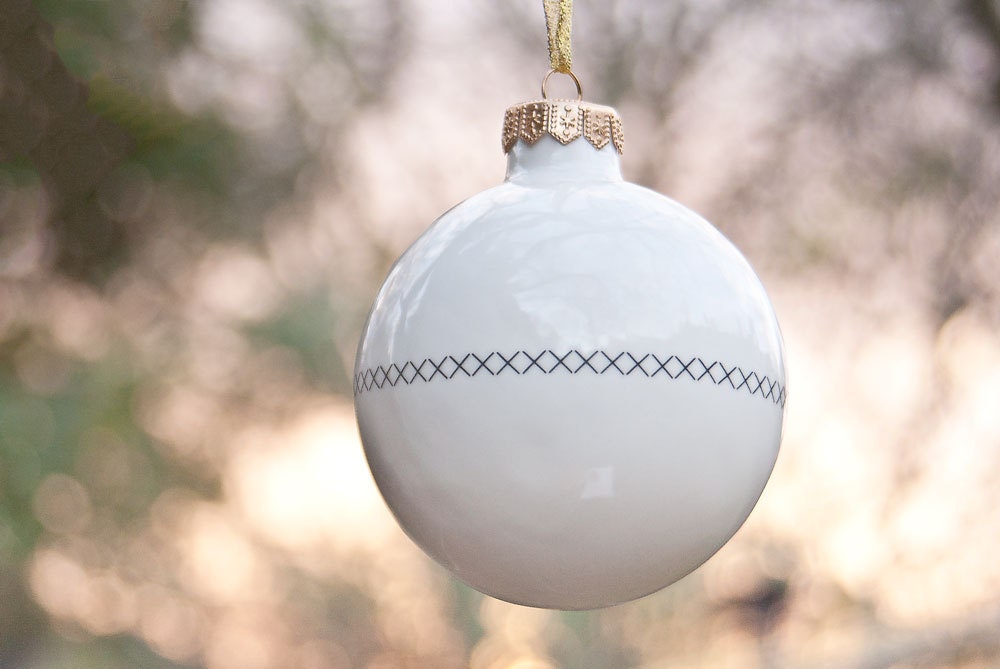 Ornement de Noël Blanc avec Motif Point Croix, Boule Blanche, Ornement en Céramique