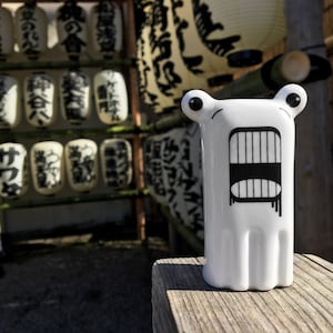 Söt monsterfigur, udda keramisk skulptur, rolig monsterfigur