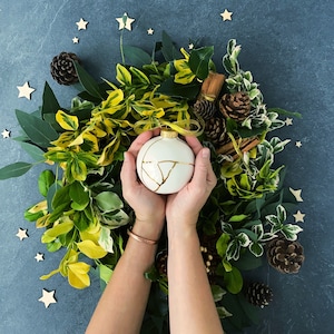 Ornamento Kintsugi, pallina in ceramica bianca placcata in oro