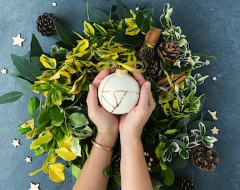 Kintsugi Ornament, Weiße Keramik Christbaumkugel mit Gold überzogen