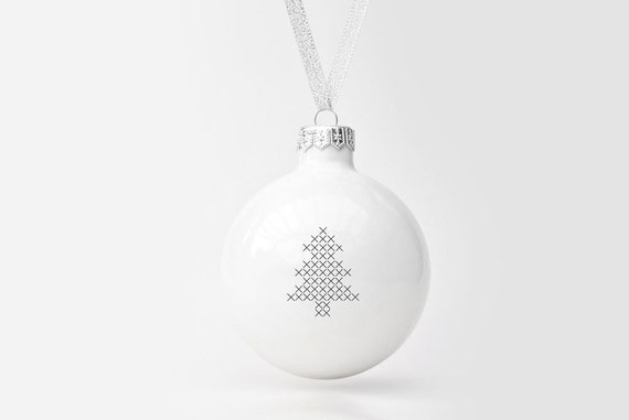 Boule En Porcelaine Blanche Avec Decor Scandi Noël Sapin De Noël Décoration De Noël Minimaliste