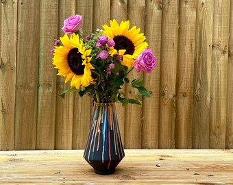 Große Vase mit bunten Tropfen und Goldband