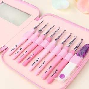 Ergonomic Crochet Hook Set with Pink Case, 8 Soft Grip Crochet Hooks 2.5 to 6 mm with Thread Cutter, Crochet Hook Holder Gift
