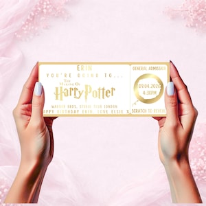 Puede incluir: Un boleto dorado con las palabras "Harry Potter" y "Admisión General" impresas. El boleto es sostenido por una persona. El boleto también dice "Feliz Cumpleaños Erin, Love Elsie X Scratch to Reveal".