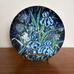 Ciotola vintage di metà secolo in smalto su rame con decorazioni floreali di iris blu.