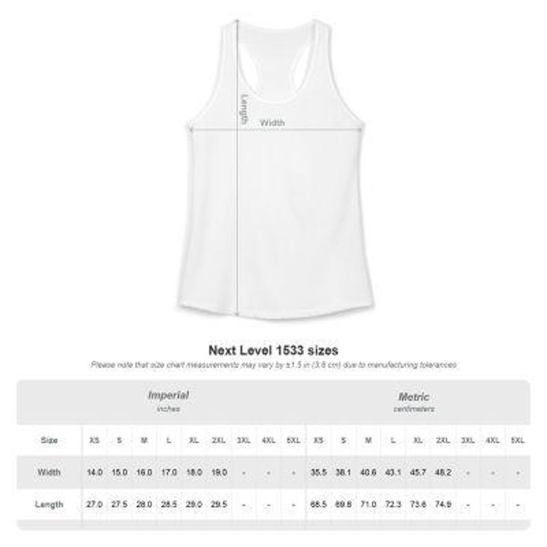 以下が含まれることがあります： Next Level 1533のサイズ表が記載された白いレーサーバックタンクトップ。サイズ表には、XSから2XLまでの幅と丈の測定値がセンチメートル単位で記載されており、幅は35.5cmから48.2cm、丈は68.5cmから74.9cmの範囲で示されています。
