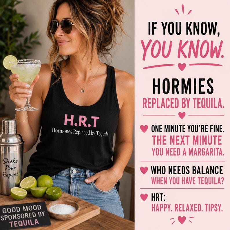 以下が含まれることがあります： ピンクの文字でH.R.T、白の文字でHormones Replaced by Tequilaと書かれた黒のタンクトップ。グラフィックデザインには、If you know, you know, Hormies replaced by tequila, one minute you're fine, the next minute you need a margarita, who needs balance when you have tequila, HRT: happy, relaxed, tipsyというテキストが含まれています。