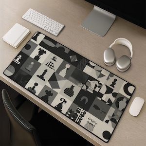Puede incluir: Una alfombrilla de escritorio rectangular con un patrón de cuadrícula repetitivo de formas geométricas y siluetas de piezas de ajedrez estilizadas en negro, blanco y gris. El diseño incorpora varias texturas, incluyendo puntos, líneas y bloques sólidos, creando una disposición visual de alto contraste en toda la superficie.