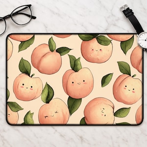 Könnte beinhalten: Rechteckiges Mauspad mit einem sich wiederholenden Muster aus Cartoon-Pfirsichen und grünen Blättern auf hellpfirsichfarbenem Hintergrund. Die Pfirsiche haben lächelnde Gesichter. Das Mauspad hat einen schwarzen Rand.