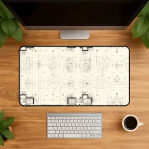 Puede incluir: Una alfombrilla de escritorio rectangular con fondo color crema y un patrón repetitivo de planos arquitectónicos en negro, que incluye diseños detallados de habitaciones, líneas estructurales y anotaciones técnicas en toda la superficie.