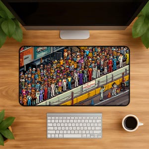 Könnte beinhalten: Ein Pixel-Art-Mauspad mit einer großen Menschenmenge in verschiedenen Outfits, die hinter einer Barriere stehen. Die Szene ist farbenfroh und detailliert, mit einer Retro-Videospiel-Ästhetik. Eine Tastatur und eine Kaffeetasse sind ebenfalls sichtbar.