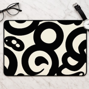 Puede incluir: Una funda rectangular para portátil con un patrón audaz y de alto contraste de gruesos remolinos, bucles y formas orgánicas negras sobre un fondo blanco roto sólido. El diseño cubre toda la superficie de la cubierta plana del dispositivo.
