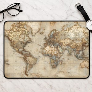 Peut inclure: Un tapis de bureau rectangulaire présentant une carte du monde de style ancien dans des tons sépia et bleu sourd. La carte affiche les continents, les océans et les lignes de grille géographiques avec un aspect papier vieilli et une bordure noire.