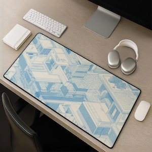 Puede incluir: Una alfombrilla de escritorio rectangular con un patrón de plano arquitectónico en azul claro y crema, estructuras de edificios isométricos, líneas geométricas y una pequeña ilustración de un árbol, con borde negro.