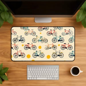 Tappetino da scrivania retrò con motivo a bicicletta e sole, tappetino per mouse con motivo a bicicletta senza cuciture, tappetino da ufficio vintage con bicicletta, puntini gialli e grafica vettoriale piatta.