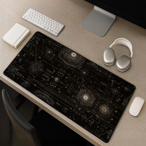 Peut inclure: Un tapis de bureau rectangulaire avec un fond noir orné de dessins techniques fins en blanc et or, de formes géométriques et de motifs circulaires rappelant un plan complexe ou un schéma mécanique au design futuriste.