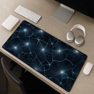 Puede incluir: Una alfombrilla de escritorio rectangular con un fondo azul marino oscuro y un patrón repetitivo de líneas brillantes de color azul claro, similares a estrellas o redes, que irradian desde puntos centrales creando un diseño abstracto.
