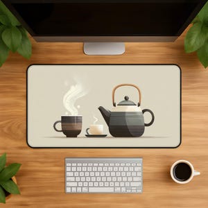 Könnte beinhalten: Eine rechteckige Schreibtischunterlage mit einer grafischen Illustration eines dunkelbraun gestreiften Bechers mit Dampf, einer kleinen cremefarbenen Teetasse und einer dunkelgrauen Teekanne mit hellem Band und Holzgriff auf beigem Hintergrund.