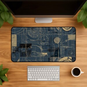 Può includere: Un tappetino da scrivania rettangolare con sfondo blu scuro e un complesso motivo tecnico in stile progetto architettonico in bianco e beige chiaro. Il design è composto da forme geometriche sovrapposte, linee sottili, cerchi ed elementi a griglia.