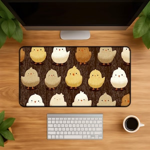 Puede incluir: Alfombrilla de escritorio rectangular con un patrón repetido de pollitos de dibujos animados en amarillo, blanco y marrón sobre un fondo marrón oscuro. Un escritorio de madera, un teclado y una taza de café rodean la alfombrilla. Medidas en centímetros.