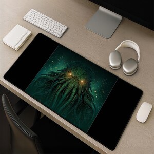 Peut inclure: Un tapis de bureau rectangulaire présentant une créature tentaculaire vert foncé aux yeux jaunes brillants centrée sur la surface. Le motif est sur un fond vert profond avec de petites particules lumineuses, encadré par des panneaux noirs.