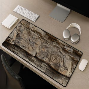 Alfombrilla de escritorio con textura de fósil de amonita - Alfombrilla de ratón de piedra vintage, decoración natural en tonos tierra, regalo de geología para aficionados a los fósiles y amantes de la naturaleza.
