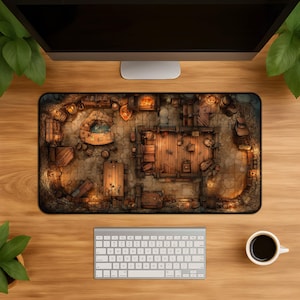 Könnte beinhalten: Eine rechteckige Schreibtischunterlage mit einer Draufsicht auf das Innere einer Fantasy-Taverne. Die Illustration zeigt Holzmöbel, Steinböden, einen zentralen Barbereich und warme Lichtakzente vor einem dunklen, strukturierten Hintergrund.