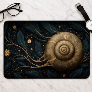 Puede incluir: Alfombrilla de ratón rectangular con una ilustración detallada de una concha de caracol dorada con patrones intrincados. El fondo es azul oscuro con hojas verde azulado y detalles dorados. La alfombrilla está sobre una superficie blanca.