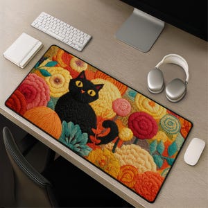 黒猫と秋の花柄のデスクマット、刺繍糸の花柄マウスパッド、居心地の良いオレンジ色の植物柄オフィス装飾、鮮やかなアートプリント