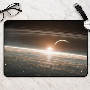 Tappetino da scrivania con alba spaziale cinematografica - Grande tappetino per mouse con galassia, grafica di pianeti cosmici, tappetino per mouse da gioco, idea regalo a tema spaziale e astronomico.