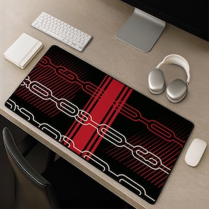 Peut inclure: Un tapis de bureau rectangulaire présentant un fond noir avec un motif répétitif de maillons de chaîne blancs et rouges. Le design comprend des rayures diagonales rouges et une bande verticale rouge unie sur la surface, créant un contraste graphique.
