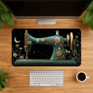 Puede incluir: Una alfombrilla de escritorio rectangular con una máquina de coser de color verde azulado decorada con patrones florales y engranajes dorados. El fondo es un cielo nocturno oscuro con una luna creciente e ilustraciones botánicas.