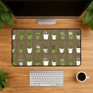 Op de afbeelding: Een rechthoekige bureaumat met een herhalend patroon van diverse vetplanten en cactussen in potten, gerangschikt op houten planken. De planten zijn afgebeeld in tinten groen en wit tegen een achtergrond van bruine houtnerven.