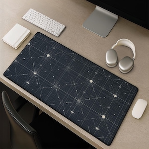 Puede incluir: Una alfombrilla de escritorio rectangular grande con fondo azul marino oscuro, un patrón de cuadrícula blanco y nodos circulares interconectados que recuerdan a un esquema técnico o mapa estelar, con borde negro y superficie lisa.